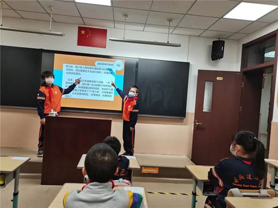 小孩们在房间里
中度可信度描述已自动生成